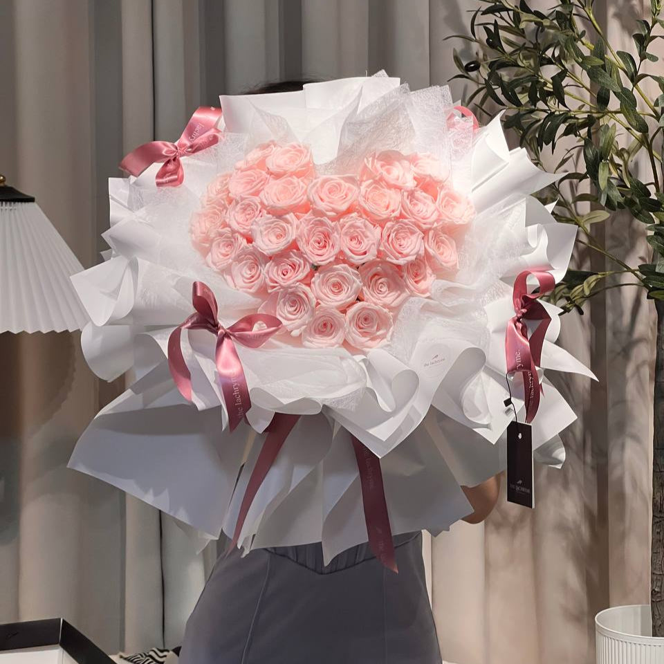 Châtaeu Fleur | 27 Preserved Roses | Round Blooms in Luxurious