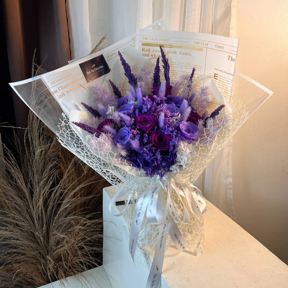 Chloe Blooms | 12 Preserved Roses | Luxurious