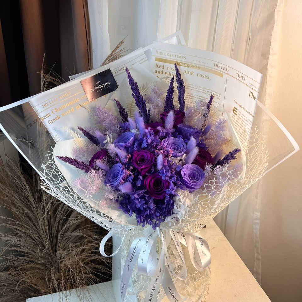 Chloe Blooms | 12 Preserved Roses | Luxurious